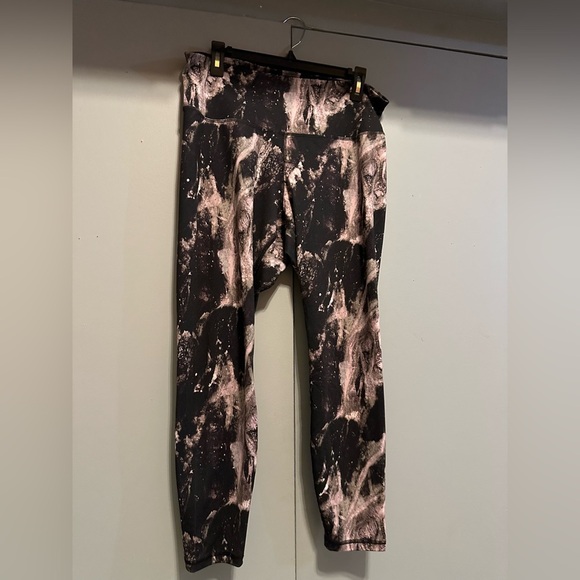 ❤️Old Navy - Black and Pink Leggings with Abstract Design (Size XL) - Picture 1 of 9